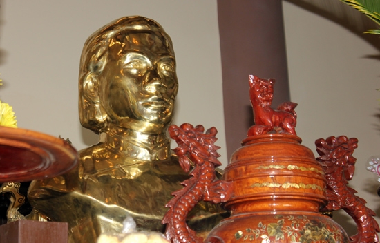 Tượng thờ Trương Định vừa được rước vào Chánh điện