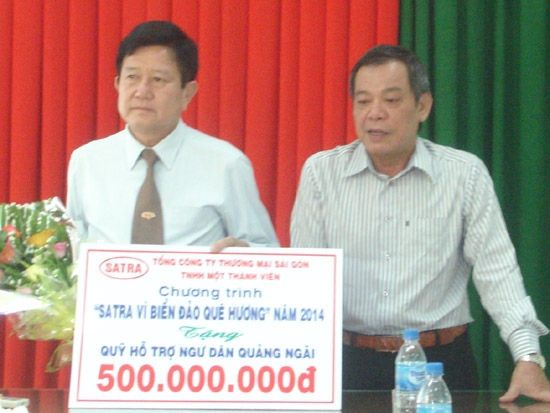Lãnh đạo Tổng Công ty SATRA trao tiền hỗ trợ cho Qũy Hỗ trợ ngư dân