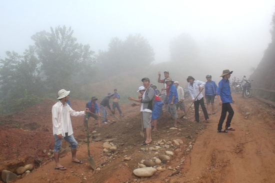 Từ lúc trời còn mờ sương, các đoàn viên thanh niên đã ra quân khắc phục tuyến đường nối liền thôn Mò O và thôn Gò Da