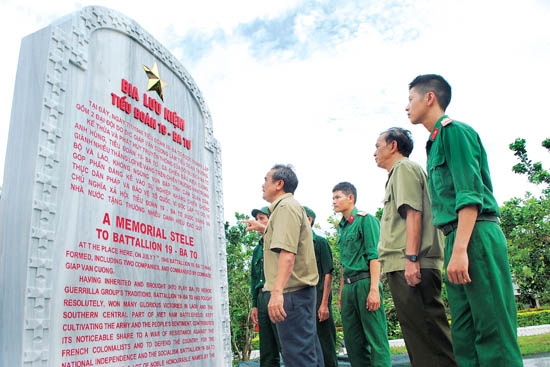 Các cựu chiến binh thăm các điểm di tích lịch sử cuộc khởi nghĩa Ba Tơ năm 1945.