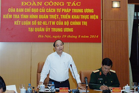 Phó Thủ tướng Nguyễn Xuân Phúc làm việc với Quân ủy Trung ương về việc tiếp tục thực hiện chiến lược cải cách tư pháp đến năm 2020 trong quân đội. Ảnh: VGP/Lê Sơn