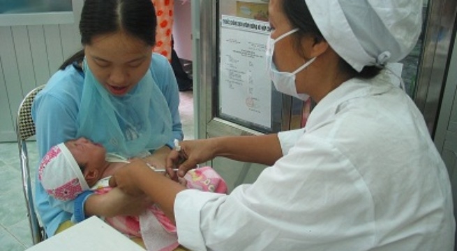  Tiêm vaccin viêm gan B để phòng bệnh cho trẻ em. Ảnh: T.M