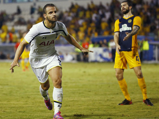  Tiền đạo Roberto Soldado (trái) - tác giả ghi bàn vào lưới chủ nhà Limassol giúp Tottenham quân bình tỷ số 1 - 1.