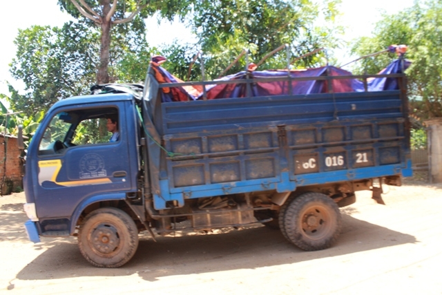 Những chiếc xe tải đậu sẵn trong làng, sẵn sàng đi chở nước cho dân dự trữ để tưới cho cây trồng.