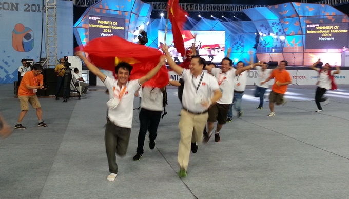 Niềm vui chiến thắng của đội Robocon Việt Nam - Ảnh: ĐĐ