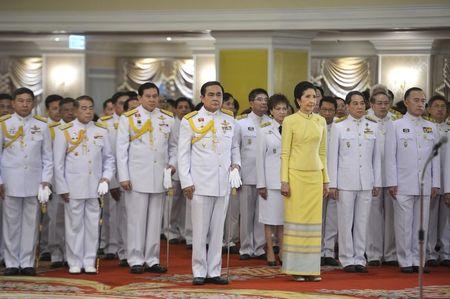 Tân Thủ tướng Thái Lan Prayuth Chan-ocha cùng vợ, bà Naraporn, trong lễ tiếp nhận thông báo phê chuẩn của Nhà Vua - Ảnh: Reuters