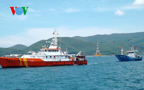    Tàu SAR 413 (màu da cam) lai dắt tàu Hoàng Anh 01(màu xanh) về đến cảng Nha Trang