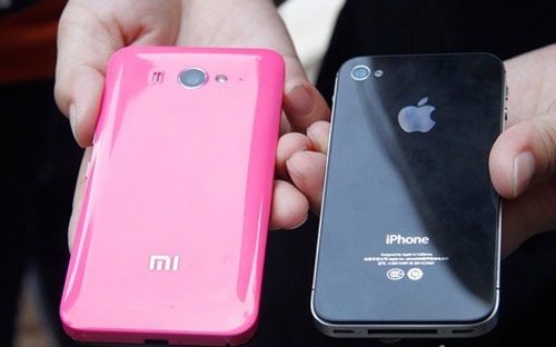 Một chiếc smartphone "made in China" (trái) và một chiếc iPhone của Apple. Trung Quốc đang có tham vọng ra mắt một hệ điều hành mới để thay thế các hệ điều hành nước ngoài.