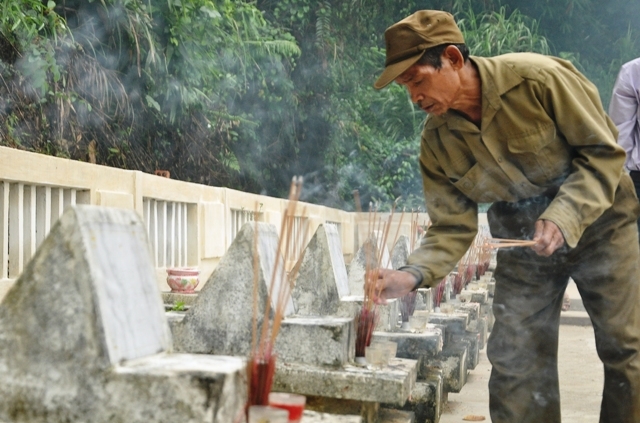 Cán bộ, nhân dân huyện Tây Trà thắp hương tưởng niệm các anh hùng liệt sĩ