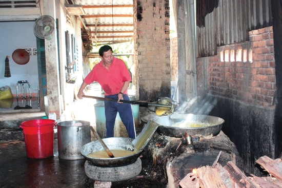 Sản xuất đường phèn, đường phổi ở gia đình bà Đỗ Thị Minh Tâm.