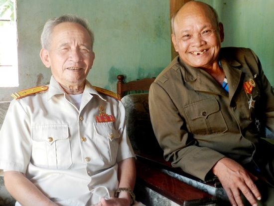 Ông Lâm (bên trái) và ông Lĩnh – nguyên chiến sĩ C339 gặp nhau trong niềm vui, xúc động.