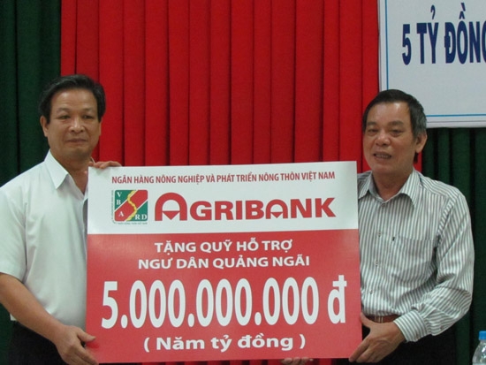 Lãnh đạo Agribank Quảng Ngãi trao tiền hỗ trợ cho Qũy Hỗ trợ ngư dân.