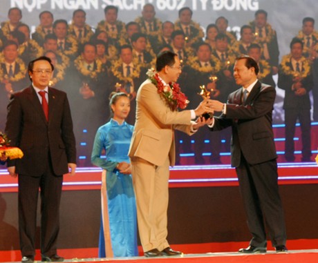 Phó Thủ tướng Vũ Văn Ninh trao tăng danh hiệu Sao đỏ cho doanh nhân trẻ. Ảnh: VGP/Thành Chung