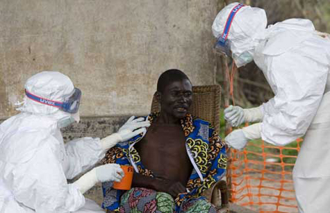    Việc sử dụng vaccine có thể để thúc đẩy phản ứng miễn dịch của cơ thể, từ đó ngăn chặn cơ chế gây bệnh của virus Ebola. Ảnh minh họa: AP.