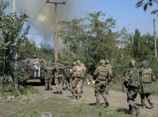 Quân chính phủ Ukraine chiến đấu với phe đối lập tại miền Đông (Ảnh: Reuters)