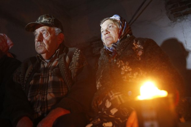 Người dân Ukraine trú ẩn trong tầng hầm để tránh bom đạn ở làng Spartak, ngoại ô Donetsk ngày 1-9 - Ảnh: Reuters