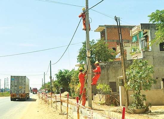 Công nhân ngành điện đang kiểm tra, sửa chữa đường dây điện.     