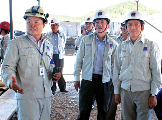  Tổng Giám đốc Công ty Lọc hóa dầu Bình Sơn (BSR) Đinh Văn Ngọc (bên trái) báo cáo với lãnh đạo tỉnh trong dịp Nhà máy Lọc dầu Dung Quất bảo dưỡng tổng thể lần 2.                                          Ảnh: HOÀNG TRIỀU