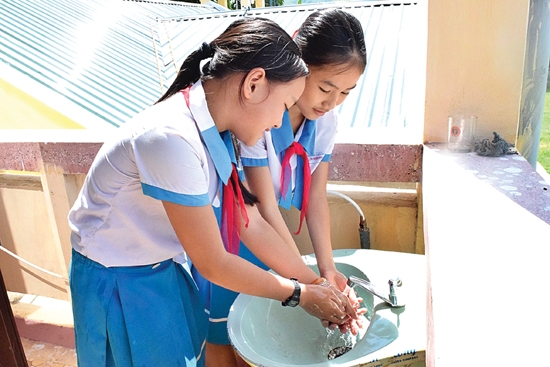 Học sinh Trường Tiểu học  Hành Tín Đông, điểm trường Khánh Giang phấn khởi khi được sử dụng nguồn nước sạch.  