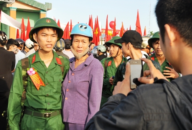 Chiến sĩ trẻ chụp hình kỷ niệm với mẹ trong ngày nhập ngũ