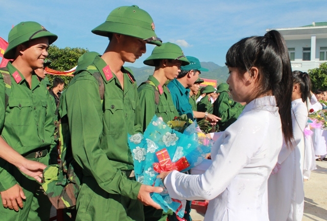 Các em học sinh tặng hoa cho những tân binh