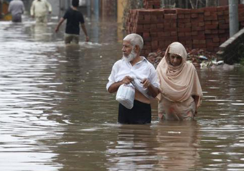 Mưa lũ đang tàn phá Pakistan - Ảnh: Reuters