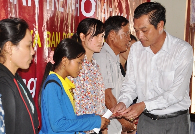 Đại diện Ngân hàng Agribank chi nhánh An Phú trao quà cho gia đình các ngư dân