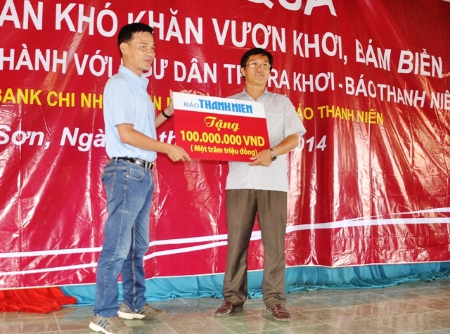 Báo Thanh niên trao tiền hỗ trợ cho đai diện bà con ngư dân huyện Lý Sơn