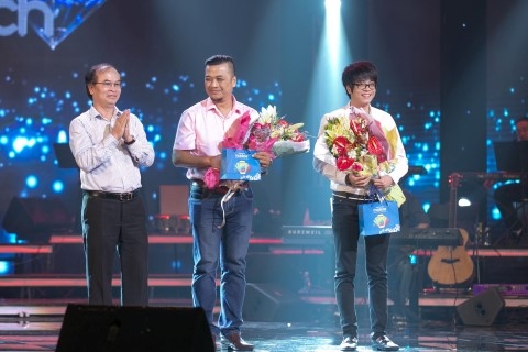    Bùi Anh Tuấn và nhạc sĩ Tiến Minh nhận giải Bài hát yêu thích nhất tháng 8 từ BTC