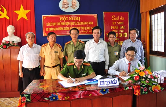 Đại diện lãnh đạo Công an tỉnh và Tổng Công ty Đường sắt Việt Nam ký kết quy chế phối hợp.