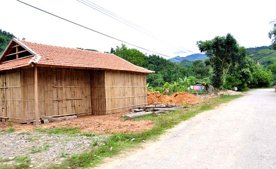 Nhà xây dựng trái phép trong khu TĐC Trung tâm huyện Tây Trà .