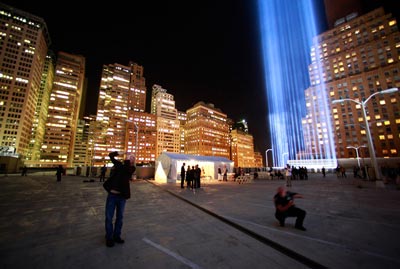 Tác phẩm sắp đặt “Tribute in Light” – hai luồng sáng phía sau Trung tâm Thương mại Thế giới chiếu lên bầu trời Manhattan – nhằm tưởng nhớ các nạn nhân vụ khủng bố tháp đôi ngày 11-09 ở New York