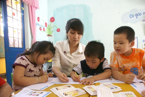 Cô và trò Trường Mầm non Hương Cau – trường đạt chuẩn quốc gia của huyện Sơn Tây.