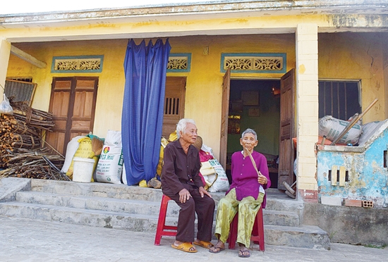 Vợ chồng ông Nguyễn An mong sớm nhận tiền hỗ trợ để xây dựng nhà mới.