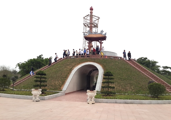 Đài tưởng niệm liệt sĩ hy sinh ở Thành cổ Quảng Trị.                