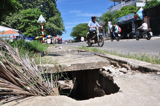 Miệng cống thoát nước trên tuyến Quốc lộ 24B qua phường Trương Quang Trọng “há mồm”.