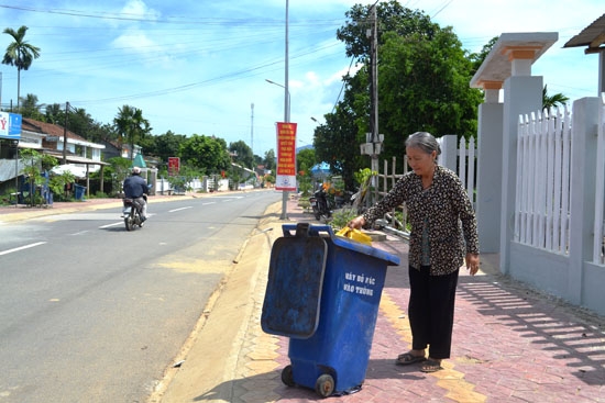 Huyện Minh Long mới chỉ bước đầu hiện đại được quy trình thu gom rác thải.
