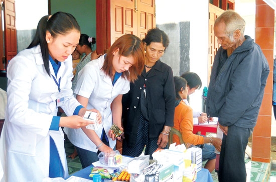 Các y, bác sĩ của Câu lạc bộ Thầy thuốc trẻ Quảng Ngãi phát thuốc cho người cao tuổi huyện Sơn Tây.