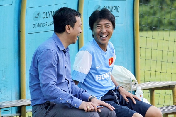   HLV Toshiya Miura (phải) đang dẫn dắt tuyển Olympic Việt Nam tham dự ASIAD 2014 - Ảnh: Minh Tú