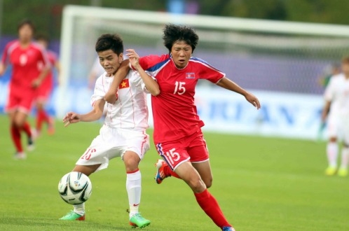 Một pha bóng trong trận CHDCND Triều Tiên (áo đỏ) thắng nữ VN 5-0. Ảnh: N.K