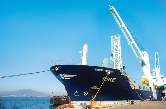 Tàu trọng tải 50.000 tấn vào cảng PTSC nhận hàng xuất khẩu.                              Ảnh: THANH NHỊ