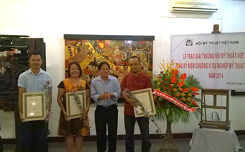 Ban tổ chức trao giải cho 4 tác phẩm đoạt giải Hội Mỹ thuật Việt Nam năm 2014