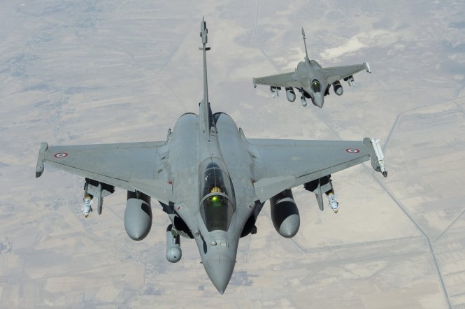 Hai máy bay chiến đấu Rafale của Pháp lập đội hình trong đợt không kích lực lượng IS ở Iraq ngày 19-9 - Ảnh: Reuters