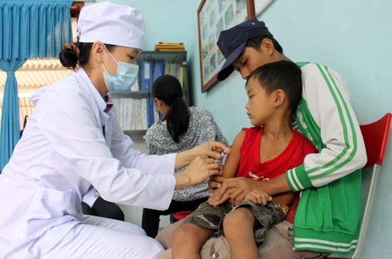 Trẻ được tiêm phòng vắc xin sởi-rubella tại điểm tiêm ở xã Đức Lân, Mộ Đức