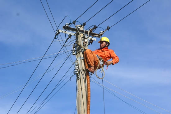 Nhân viên điện lực khẩn trương hoàn tất công việc đấu nối, đóng điện quốc gia phục vụ nhân dân huyện đảo.