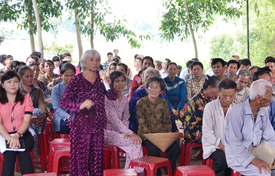 Người dân nêu câu hỏi đến lãnh đạo huyện Sơn Tịnh trong buổi đối thoại.