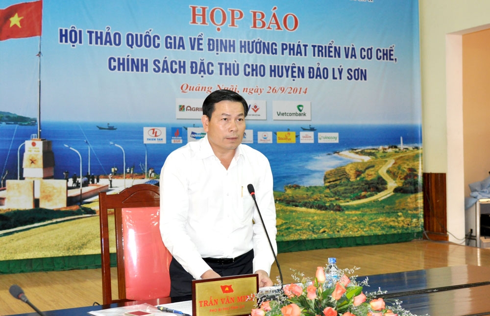 Phó Bí thư Tỉnh ủy Trần Văn Minh phát biểu tại buổi họp báo.