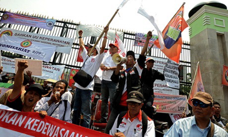 Một nhóm người biểu tình phản đối đạo luật trước tòa nhà Quốc hội ở Jakarta - Ảnh: Barcroft Media