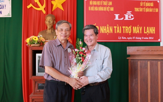 Lãnh đạo huyện Lý Sơn tặng hoa cảm ơn Hội khoa học kỹ thuật lạnh và điều hòa không khí Việt Nam đã hỗ trợ máy điều hòa cho Trung tâm quân dân y Lý Sơn