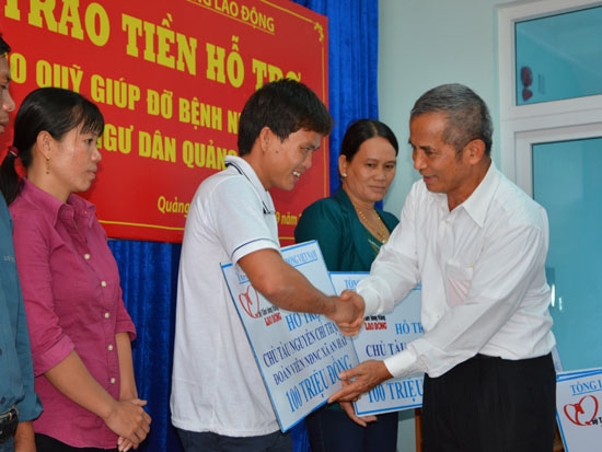 Chủ tịch Đặng Ngọc Tùng trao tiền hỗ trợ cho các ngư dân.